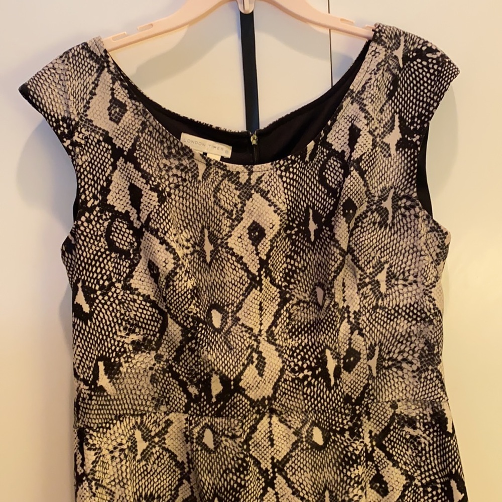 👗Snakeskin sheath dress